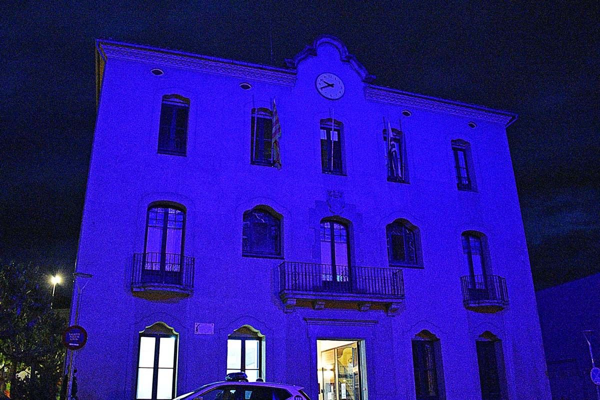 Façana de l'Ajuntament de Súria il·luminada de color blau fosc