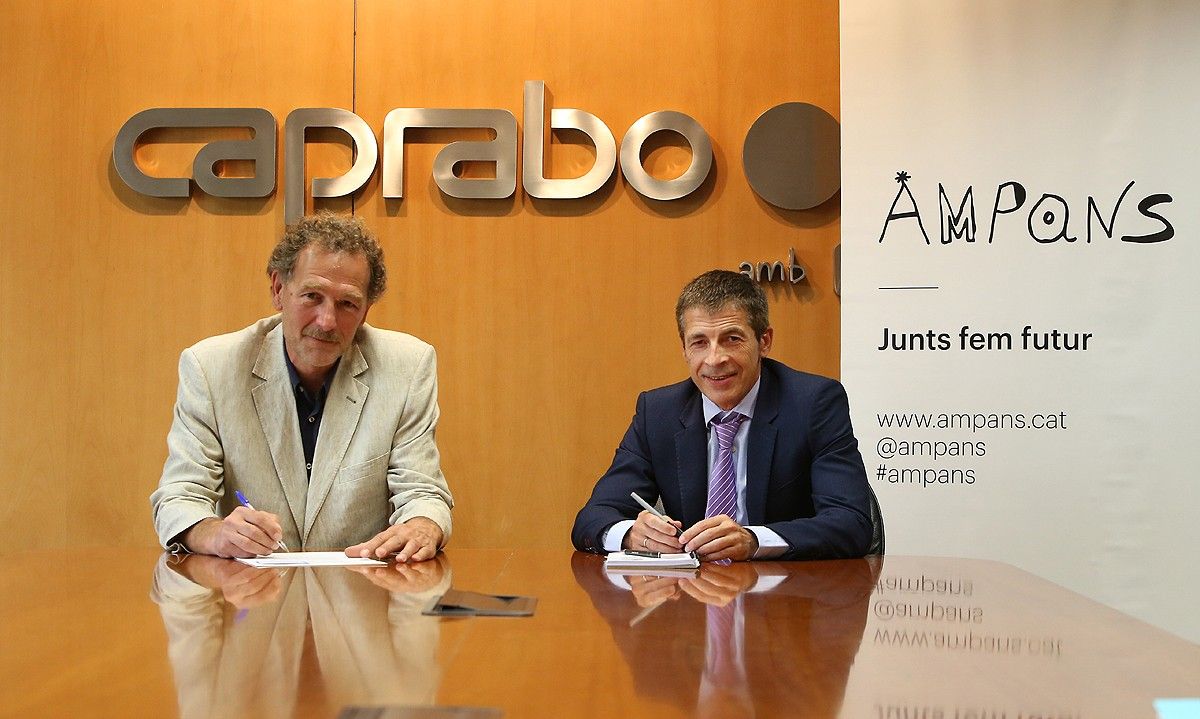 Toni Espinal, d'Ampans, i Martín Gandiaga, de Caprabo, durant la signatura de l'acord