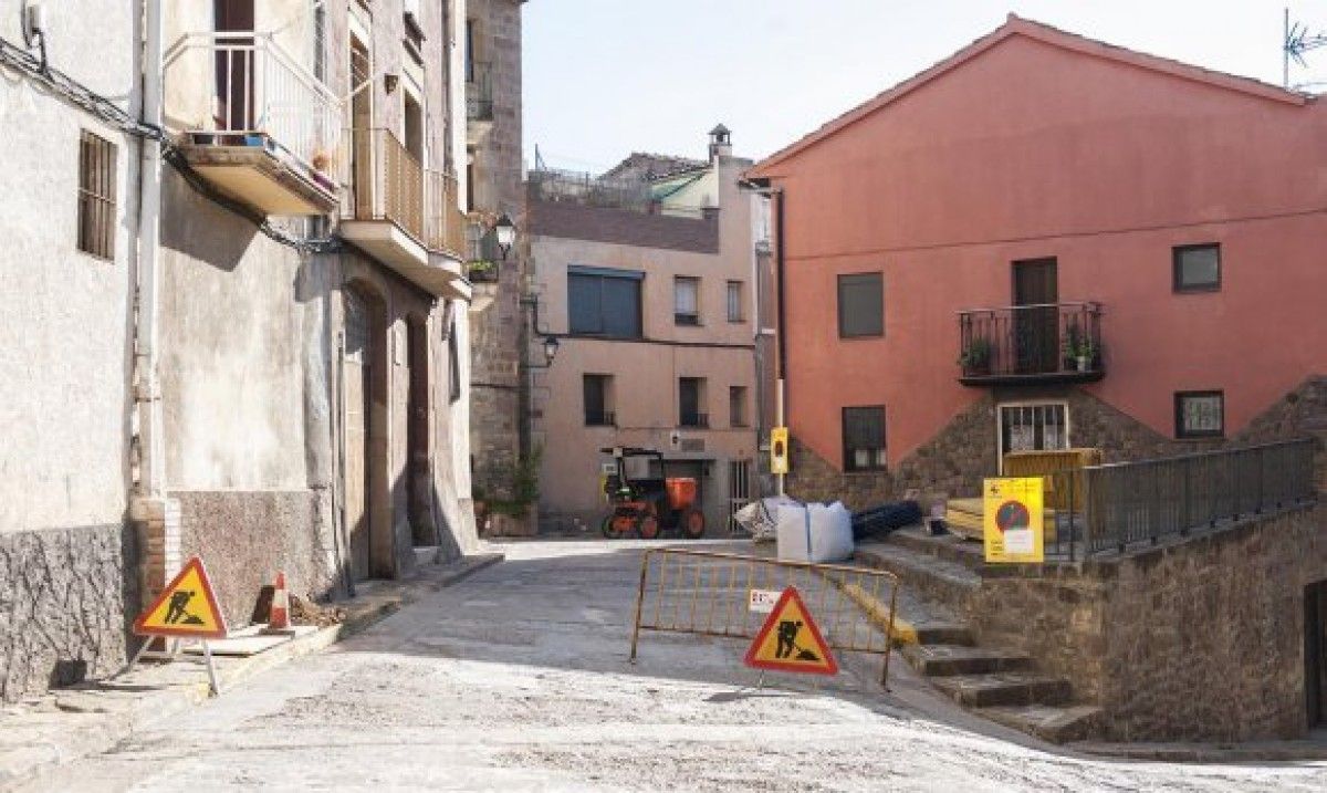 Les obres a la plaça i al carrer Padró d'Artés ja han començat
