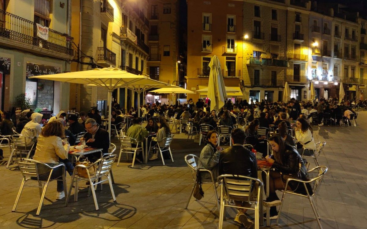 La plaça Major de Manresa durant el vespre del primer divendres de reobertura de restaurants per sopar