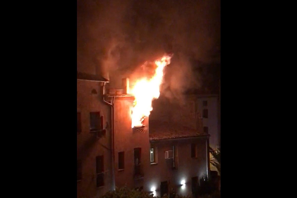VÍDEO Flames sortint per la finestra del pis afectat