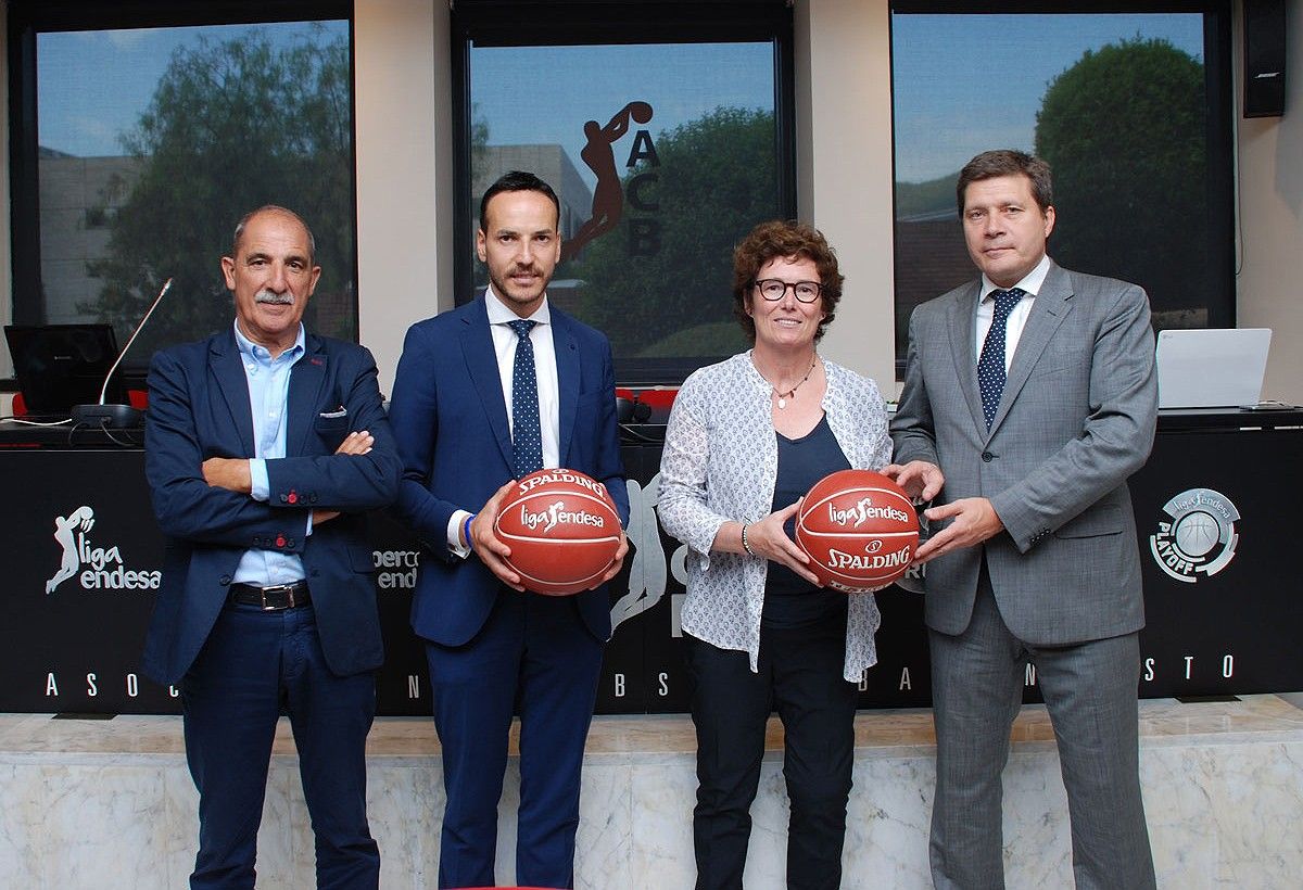 El president del Burgos i la presidenta del Guipuzkoa amb dos dirigents de l'ACB