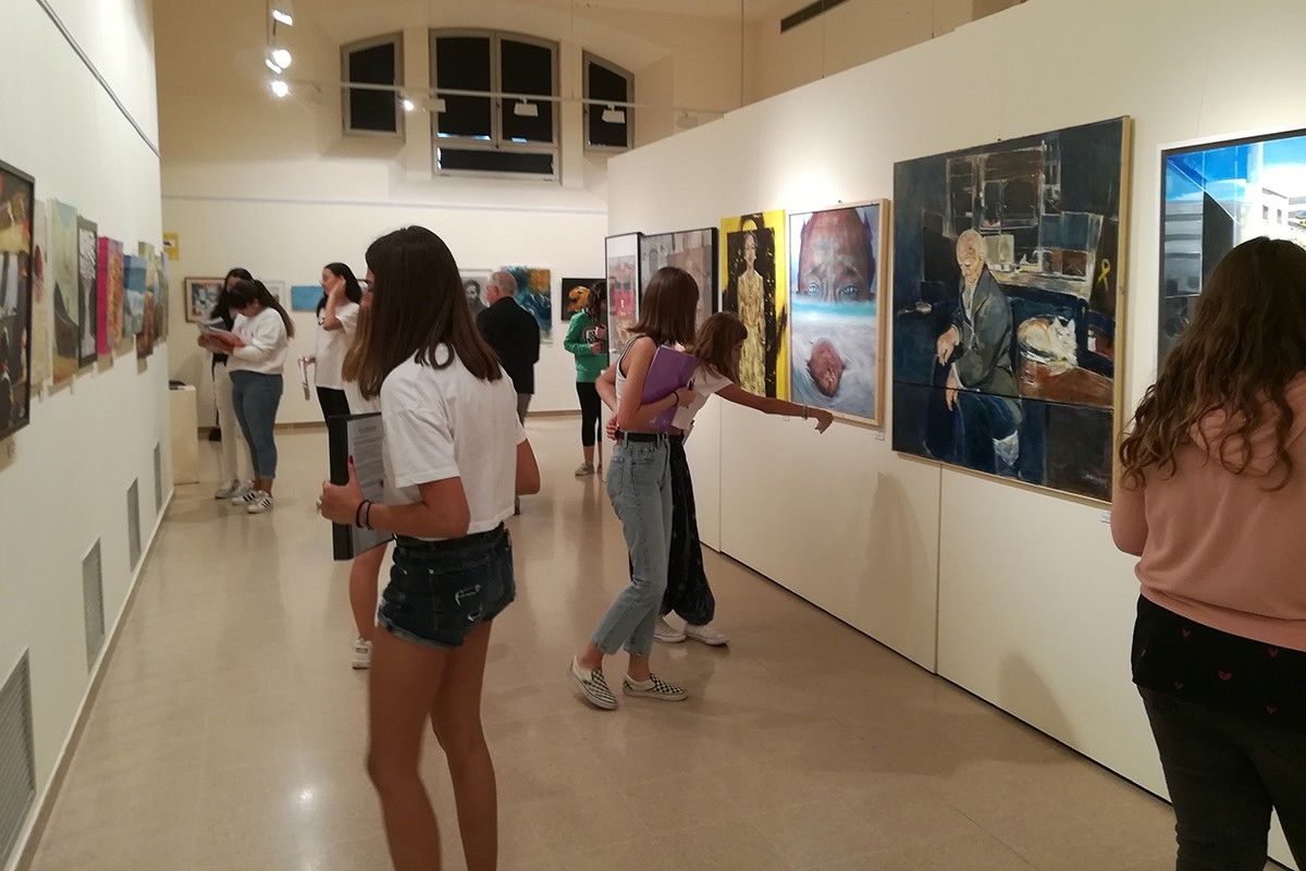 Alumnes de Cal Gravat a l'exposició d'Artistes Manresans