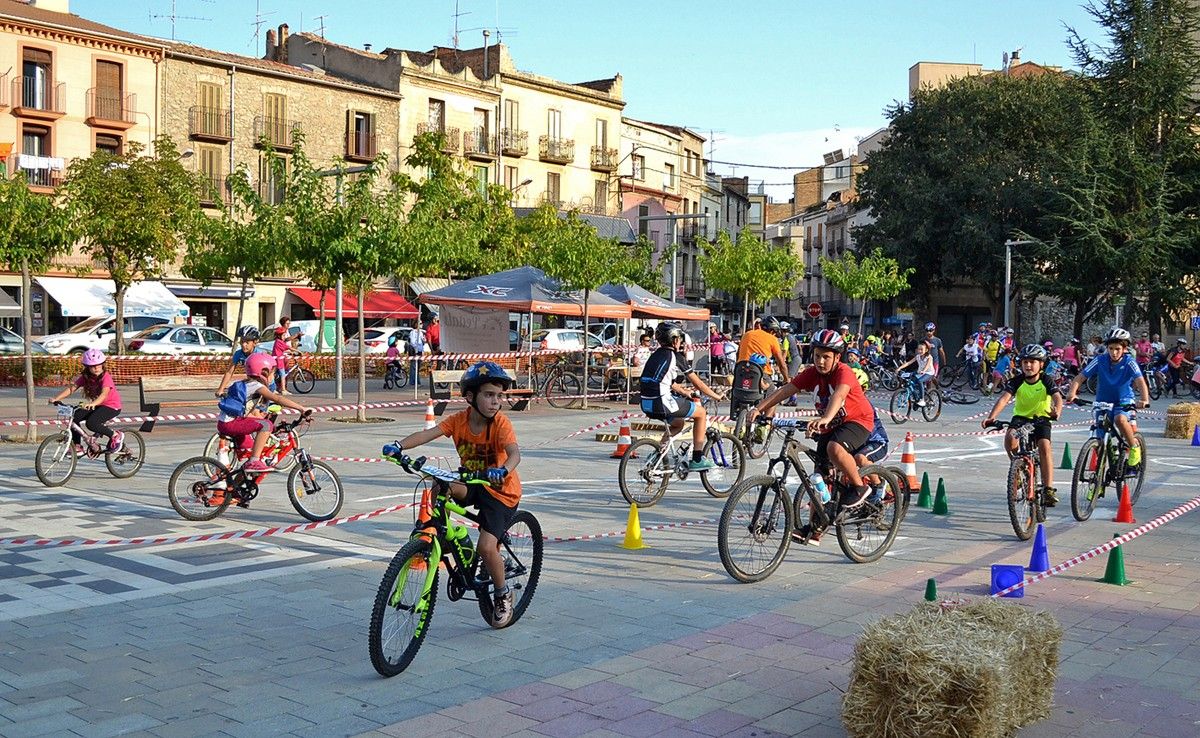 Circuit de bicicletes a la plaça de Sant Joan, dins de les activitats de la Setmana de la Mobilitat Sostenible i Segura