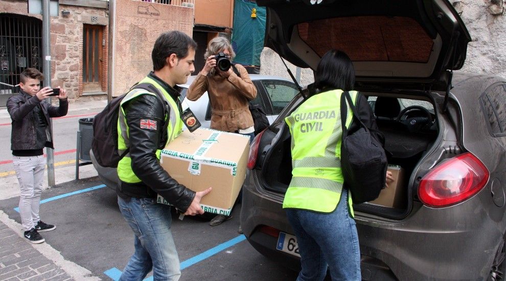Agents de la Guàrdia Civil introdueixen dues caixes a un vehicle després de l'escorcoll a l'Ajuntament de Sant Fruitós.