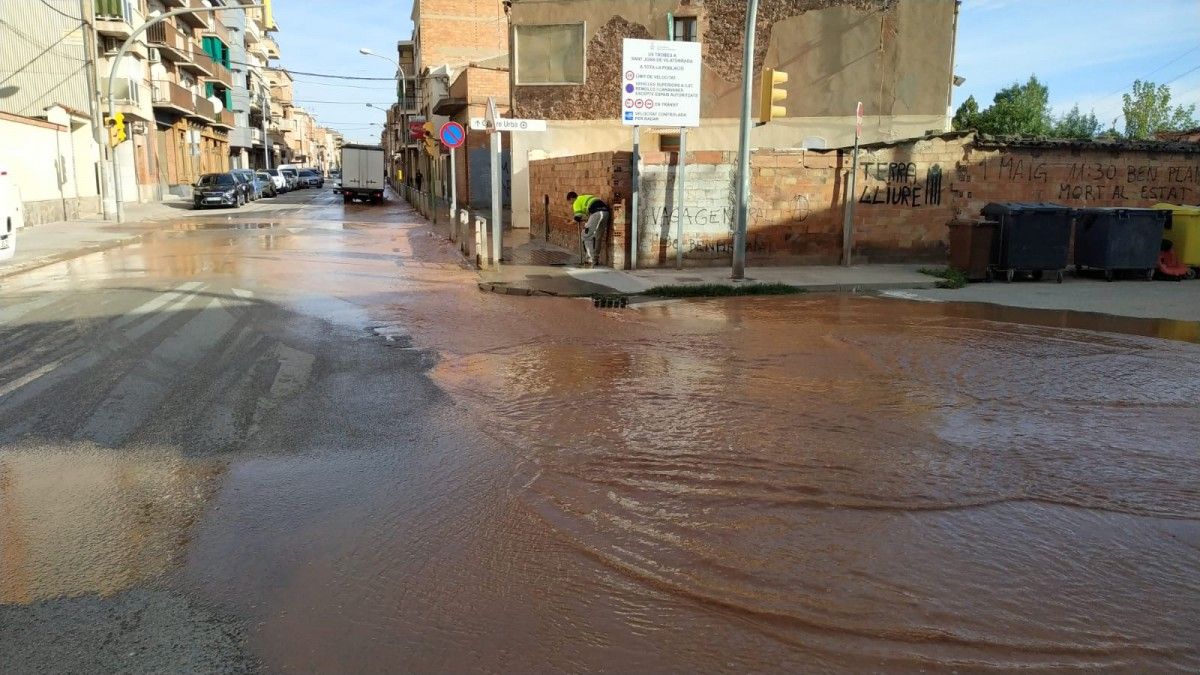 Fuita d'aigua al carrer Major de Sant Joan de Vilatorrada