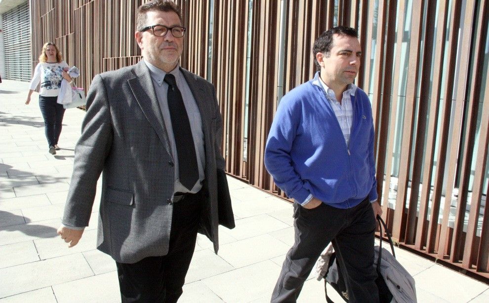 Jordi Soler, a la dreta, sortint dels jutjats amb el seu advocat, Benjamí Garcia.