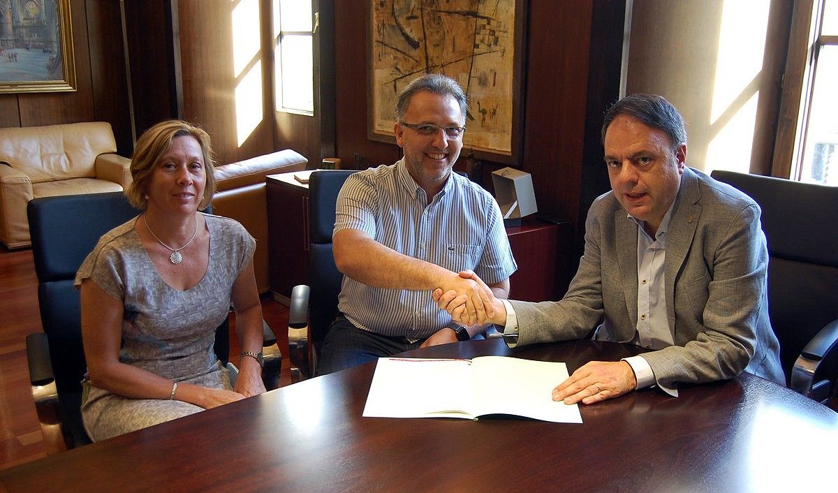 Signatura del conveni entre l'Ajuntament i el Cd'E Manresa sobre l'ús del camp de Les Cots