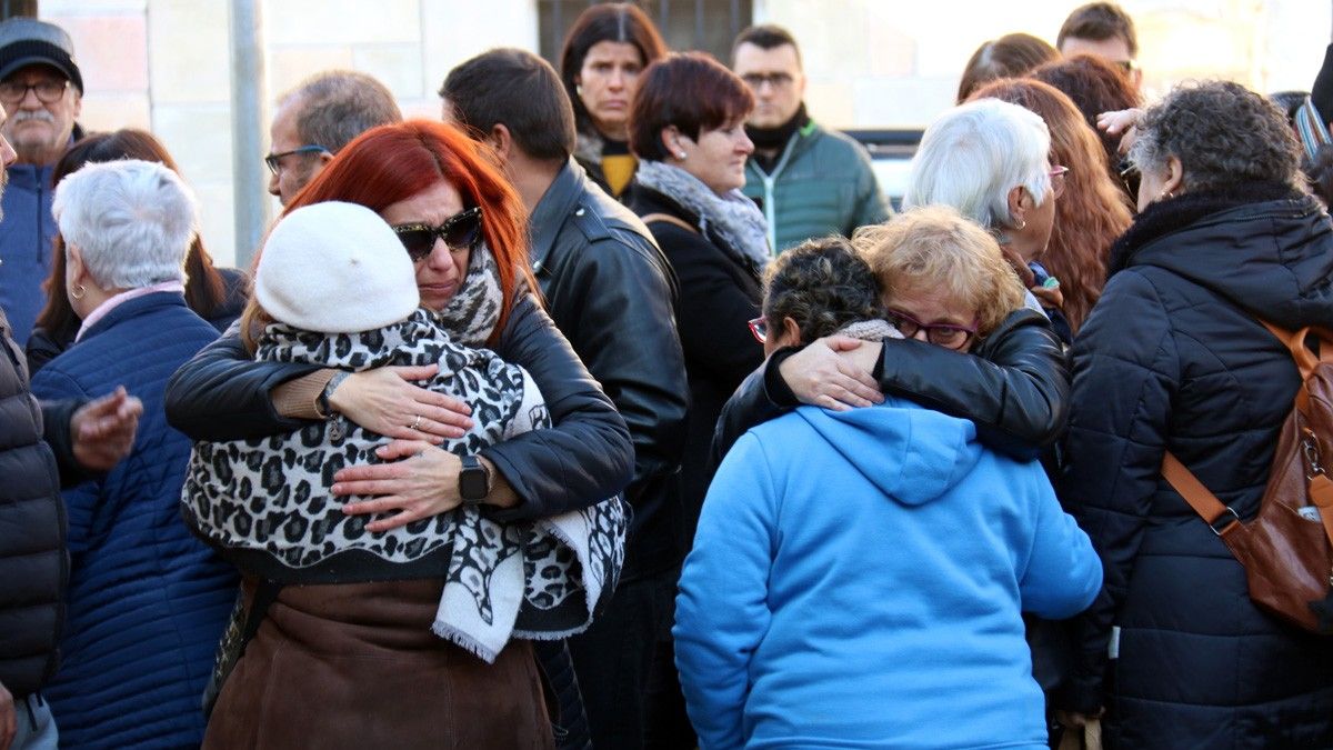 Familiars de les víctimes reben el condol d'amics i familiars