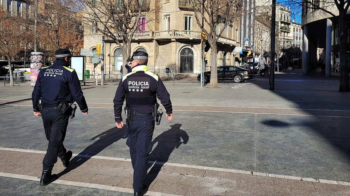 Una parella d'agents de la Policia Local de Manresa a la plaça Sant Domènec