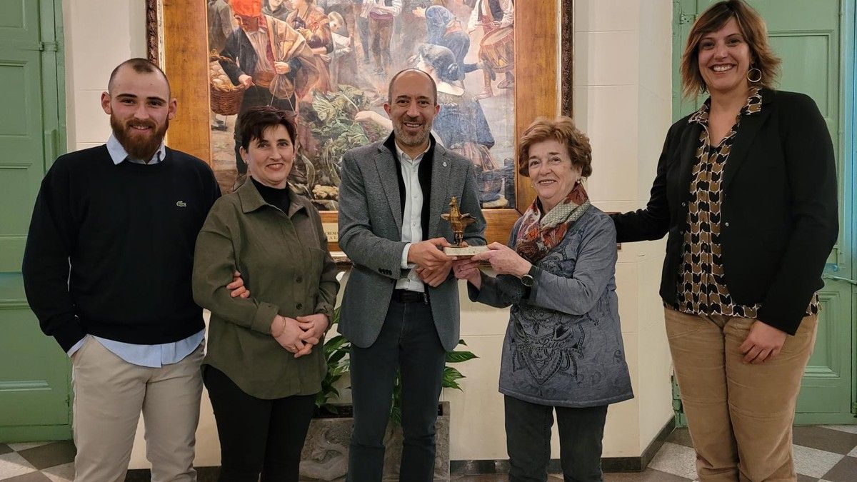 Miquel Ventura, Elisenda Sitjes i Montserrat Fontanet rebent l'Àliga de Manresa