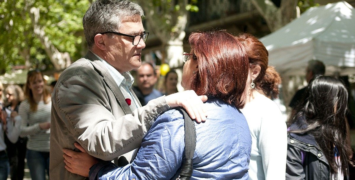 Felip González saluda una simpatitzant del partit en una imatge de la passada campanya municipal