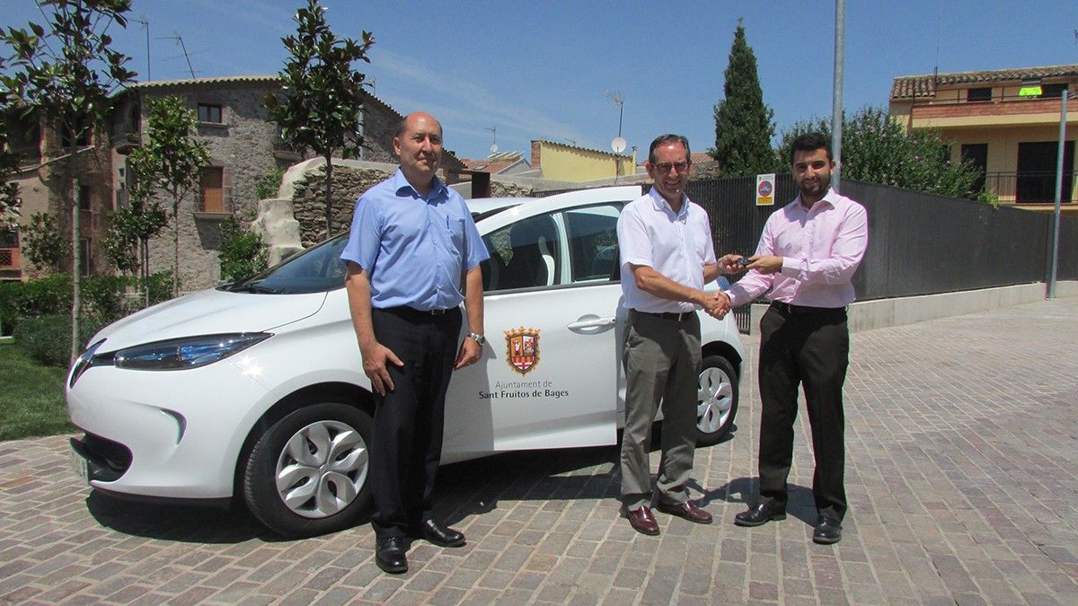 Al nou vehicle elèctric adquirit per l'Ajuntament de Sant Fruitós