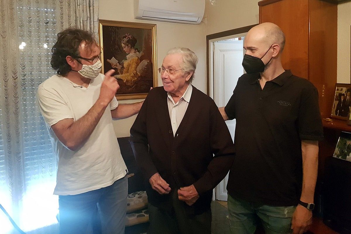 Xavier Planes parla amb Àngel Vilalta a casa seva, davant la mirada de Joan Fons