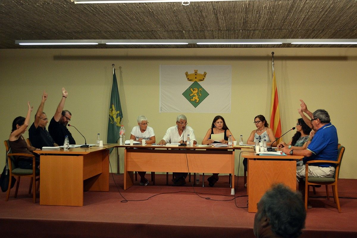 Els cinc regidors de l'oposició voten a favor de la rebaixa de sou de l'alcalde