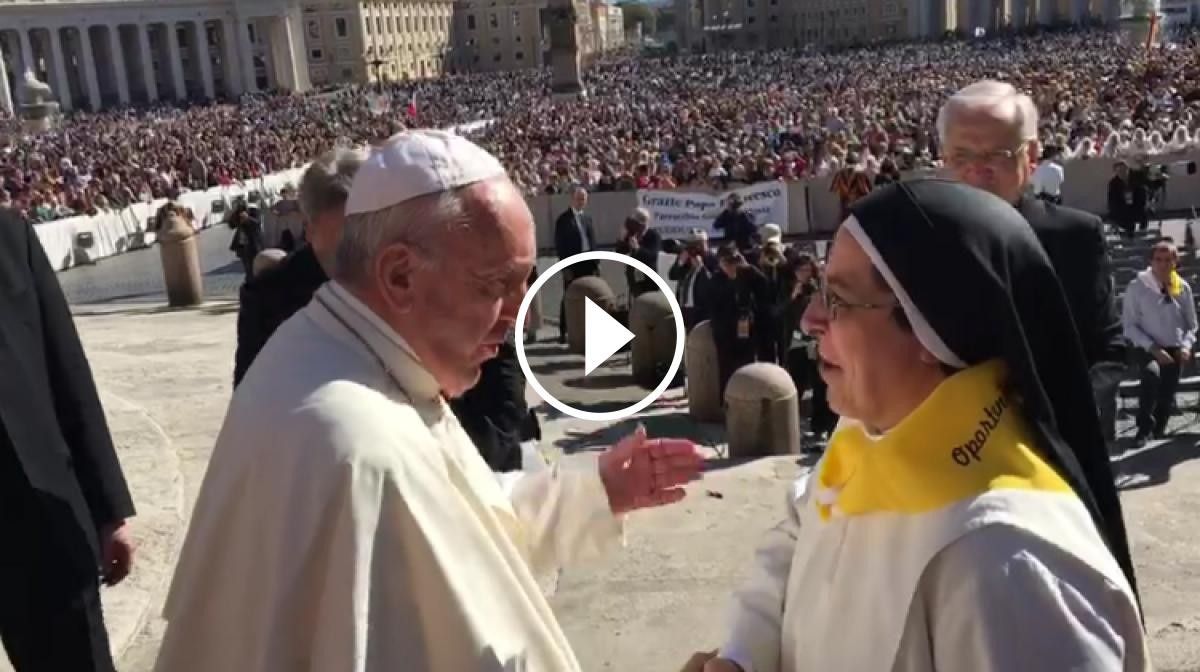 VÍDEO La trobada del Papa Francesc amb Sor Lucía durant la visita d'#Invulnerables al Vaticà