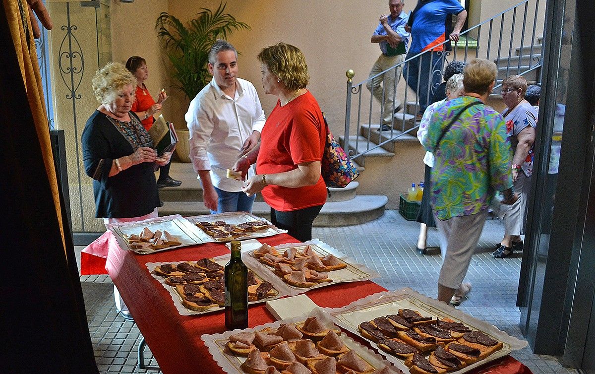 Tast de productes al pati interior de la Casa de la Vila, amb el cuiner surienc David Codina