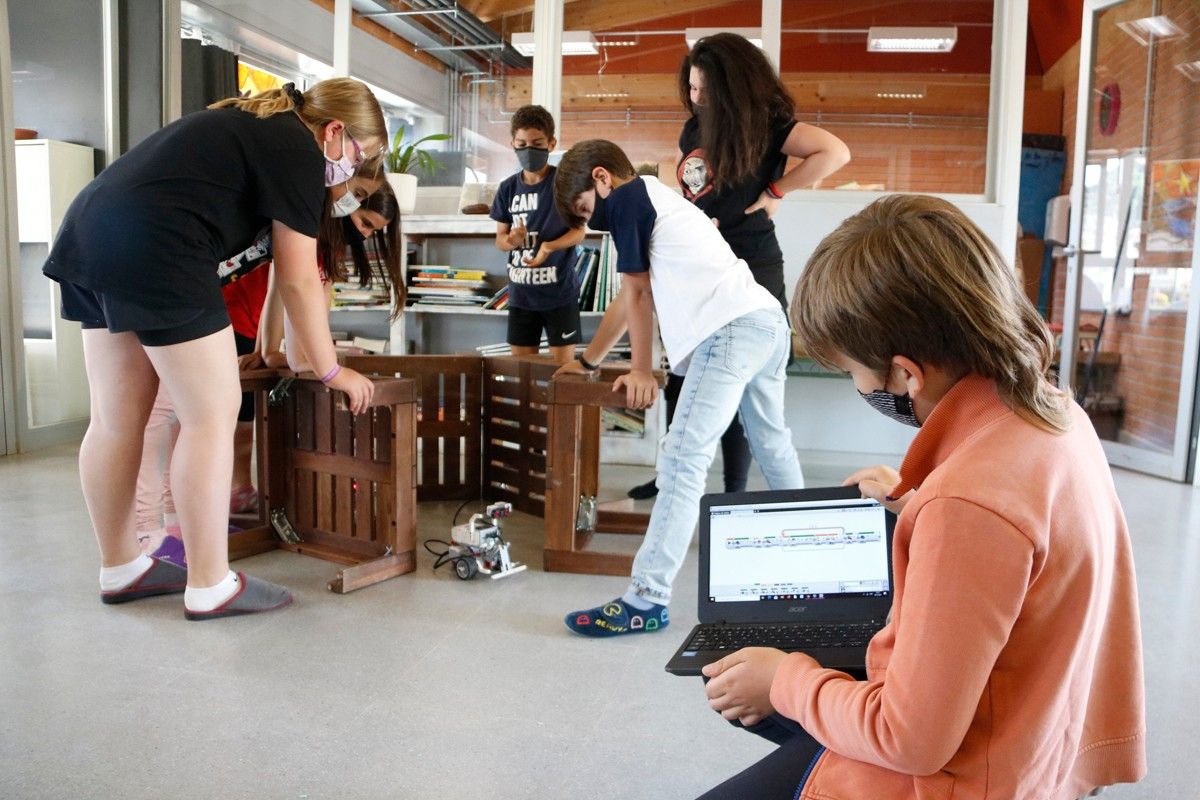 Alumnes de l'Estany provant els robots que han creat