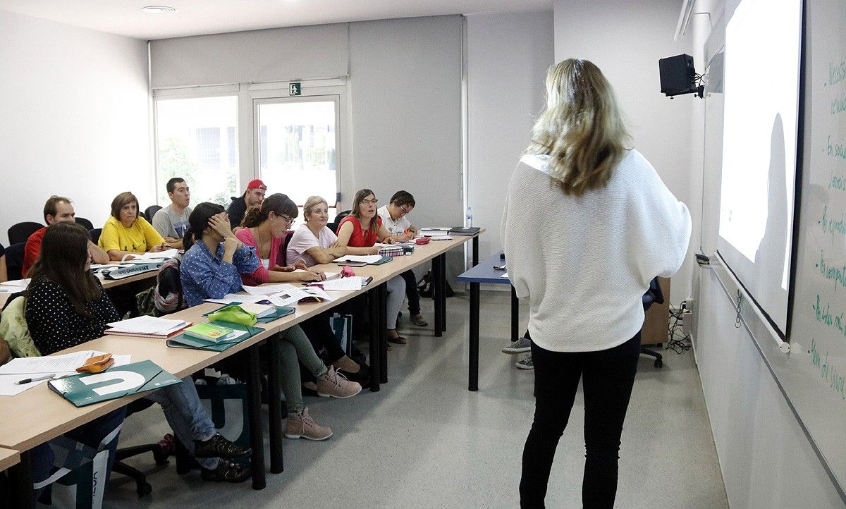 La professora Marta Tiñena explica els alumnes qüestions relacionades amb la societat en el primer dia de classe