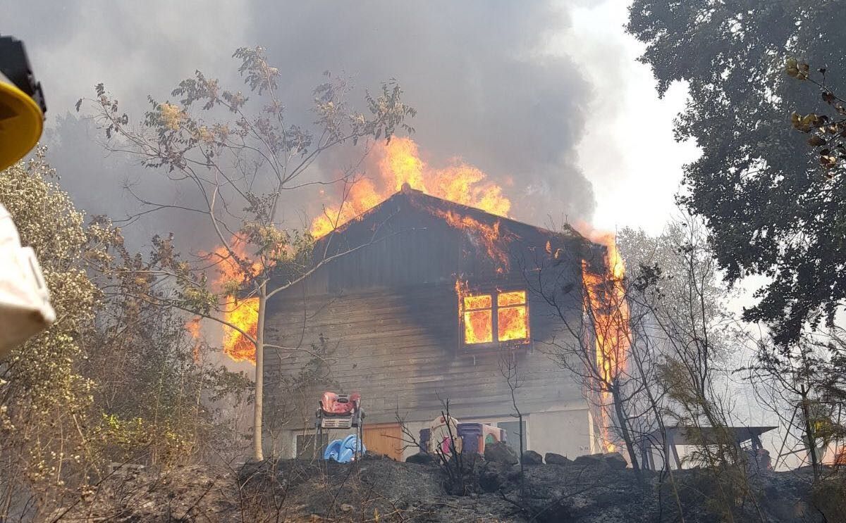 Una de les cases d'Artés que va quedar calcinada per les flames