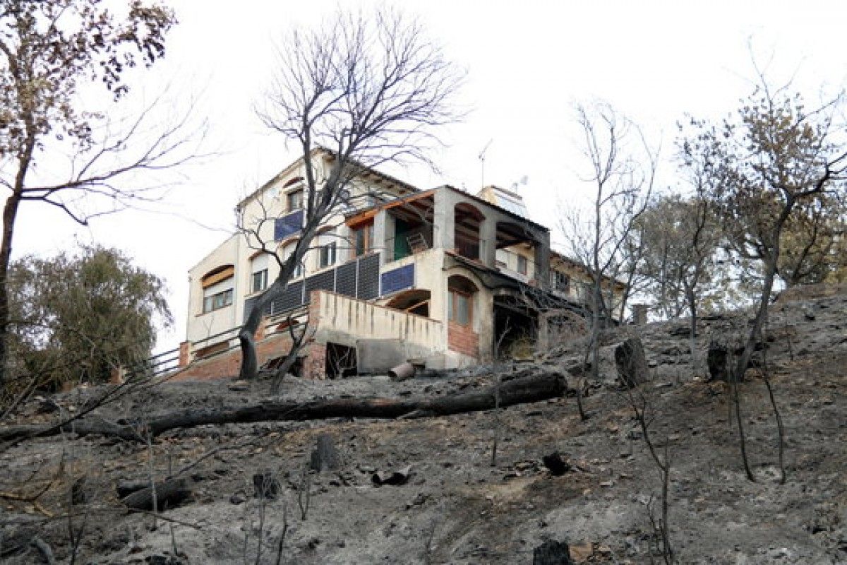 Una de les dues cases que es va cremar a causa del foc d'Artés