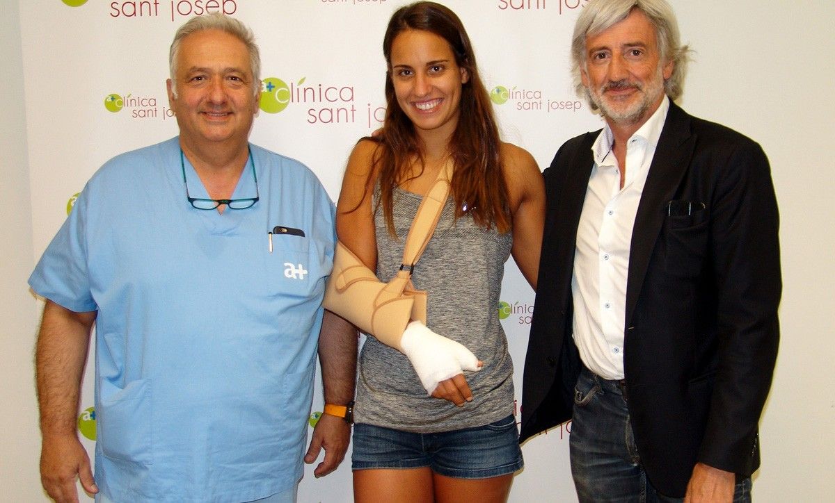 Anni Espar amb els doctors Jordi Saus i Albert Estiarte