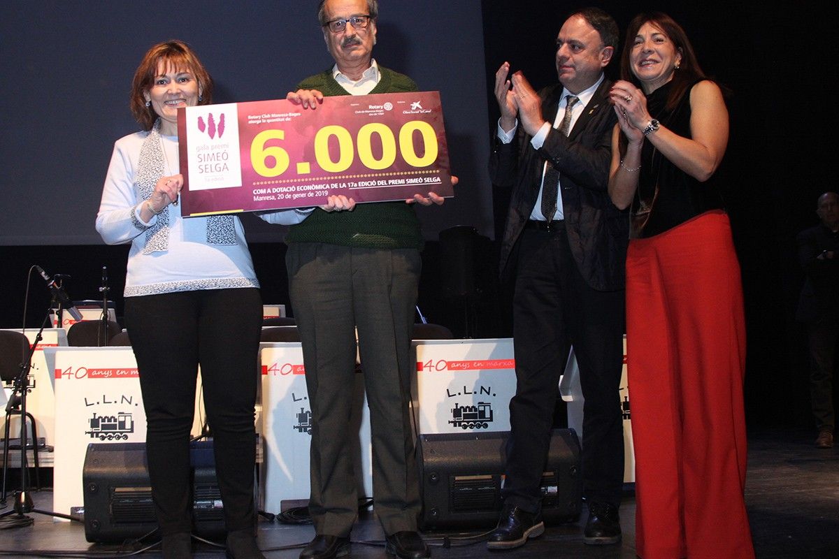 Representants de la residència Sagrada Família recollint el xec de 6.000 euros