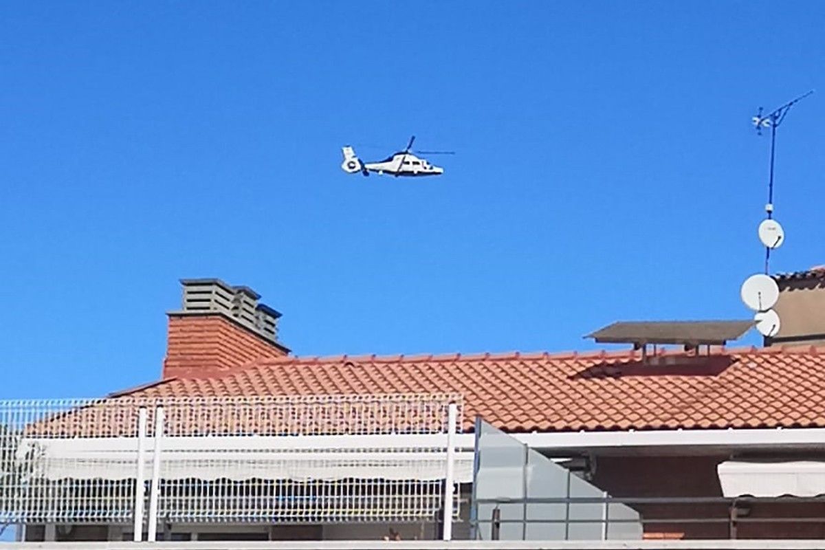 L'helicòpter de la Guàrdia Civil sobre el barri de Valldaura