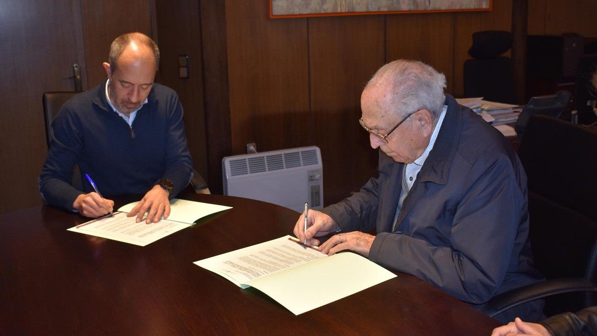 Marc Aloy i Salvador Alapont signant el conveni de donació de l'instrument