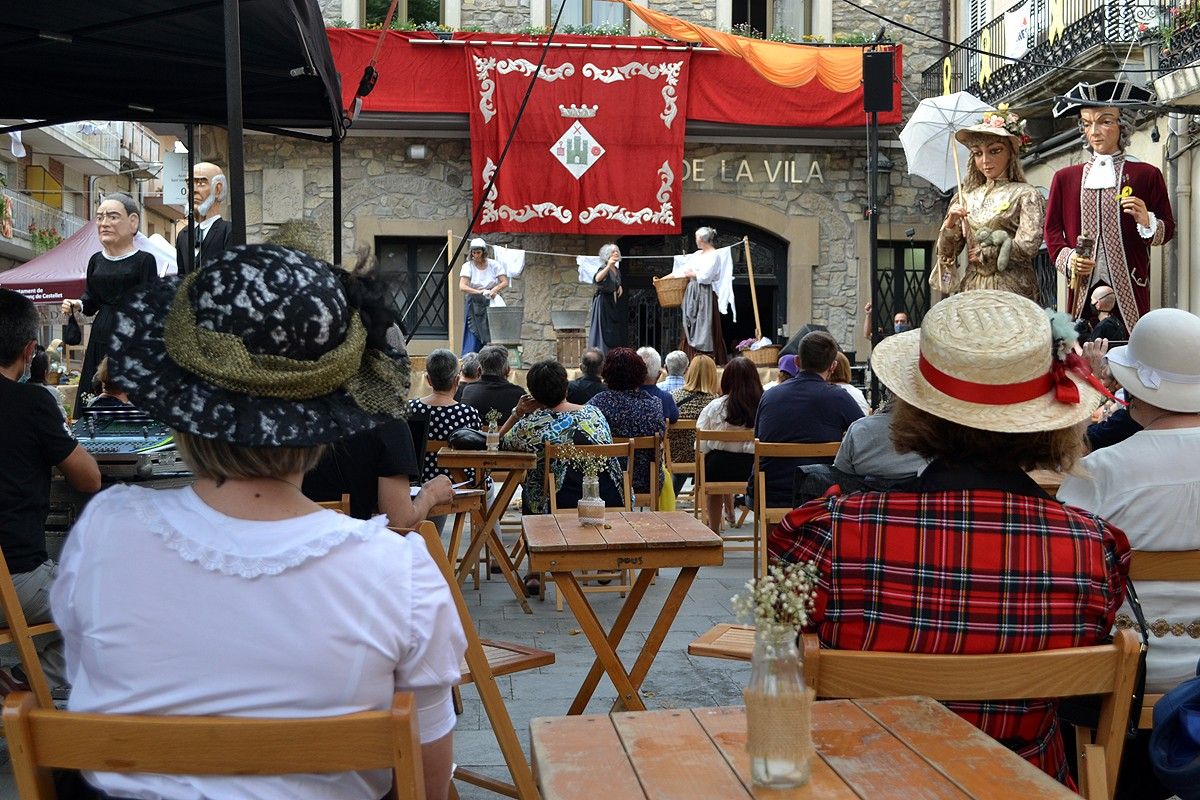 Públic vestit d'època seguint una recreació històrica de la Fira del Vapor