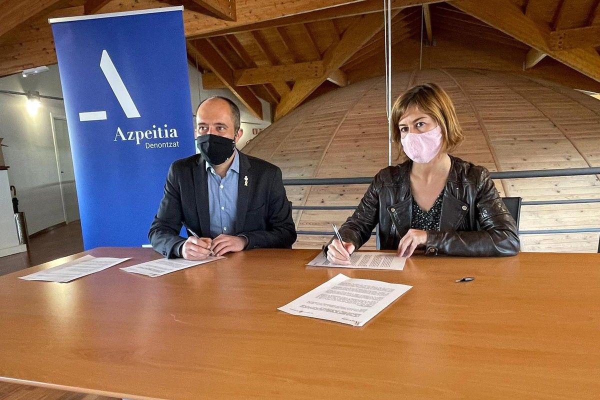 L'alcalde de Manresa, Marc Aloy, i l'alcaldessa d'Azpeitia, Nagore Alkorta, signant l'acord