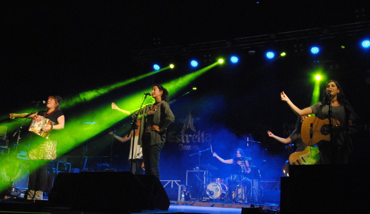 Les Roba Estesa han fet vibrar el públic interpretant les cançons del seu primer disc, 'Descalces'