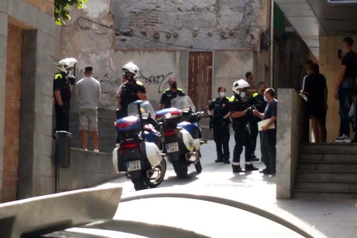 Agents de la Policia Local actuant a la plaça Serarols