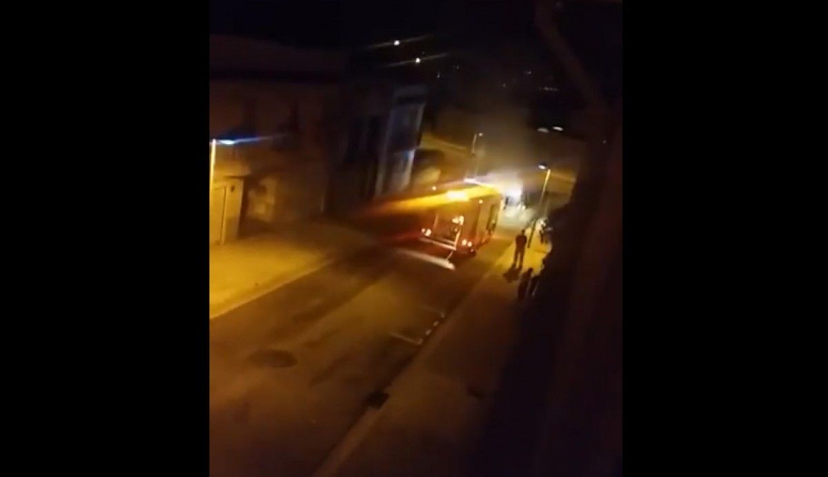 VÍDEO Els Bombers actuen sobre l'incendi del cotxe