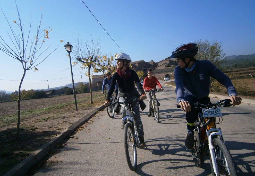 Els ciclistes, a la sortida de Salelles.