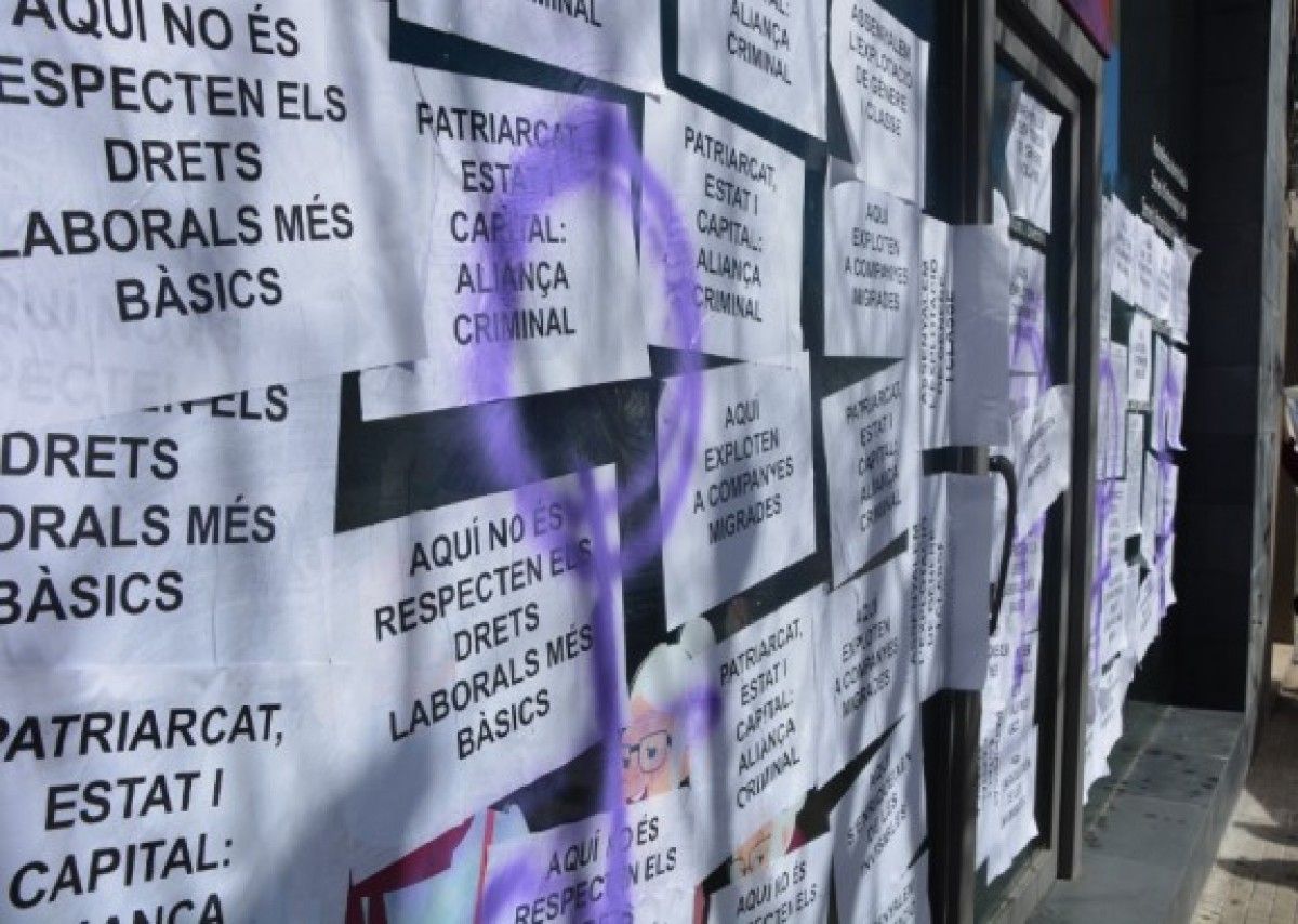Enganxada de cartells i pintades a Monserveis Berga durant una manifestació (arxiu).