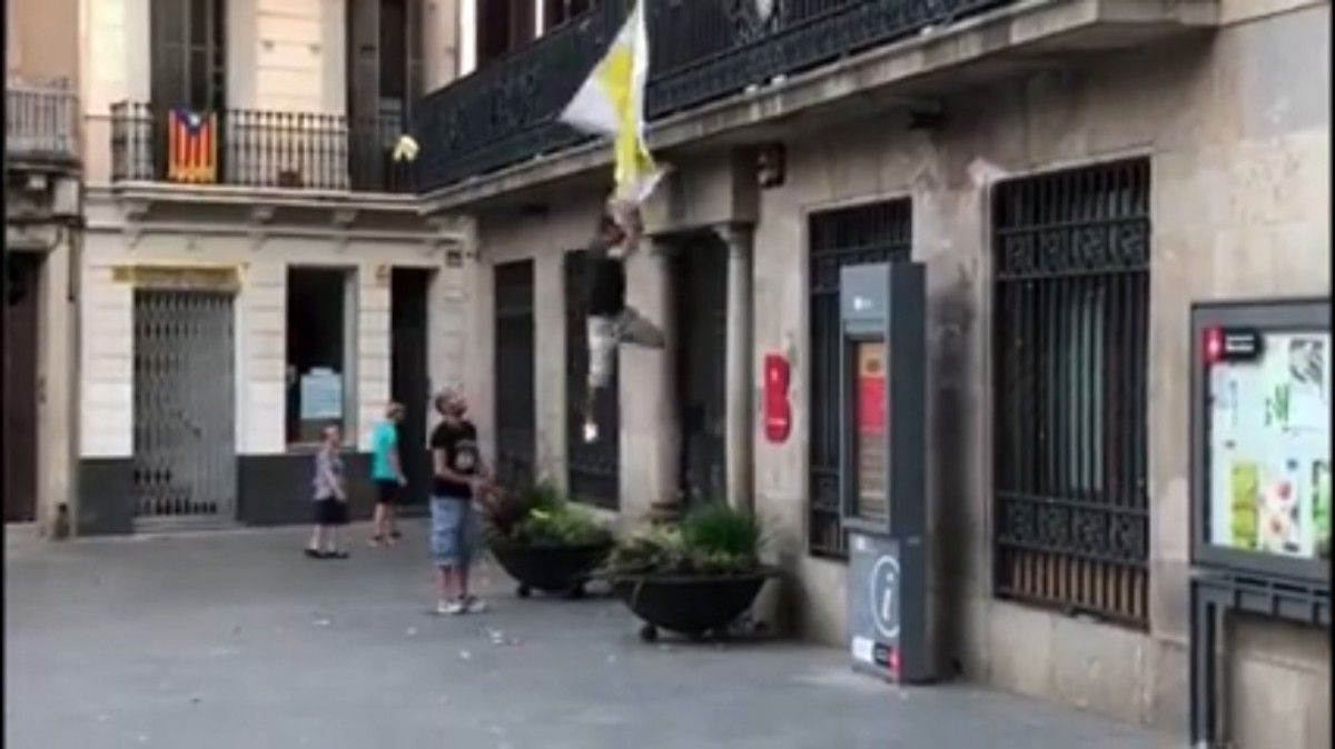 Raúl Macià penjat d'un llaç groc al Districte Sant Andreu de Barcelona