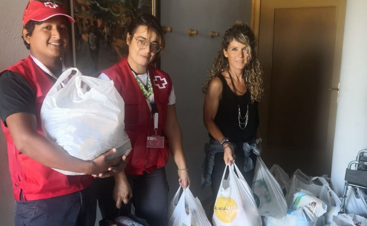 Voluntaris de Creu Roja recollint els aliments