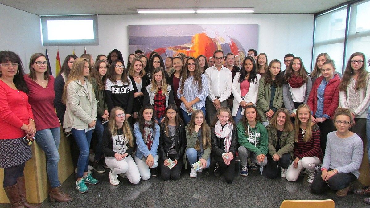 Alumnes francesos a l'Ajuntament de Sant Fruitós amb l'alcalde Joan Carles Batanés