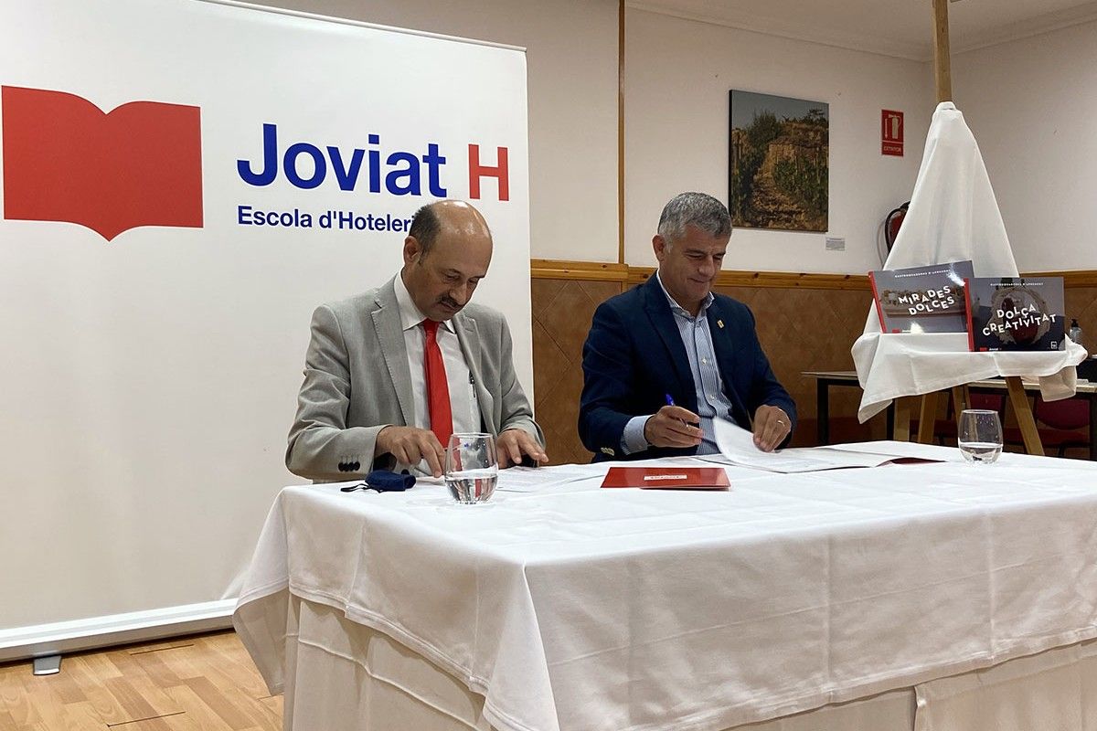 Antoni Daura i Jordi Vilaseca durant la signatura de l'acord