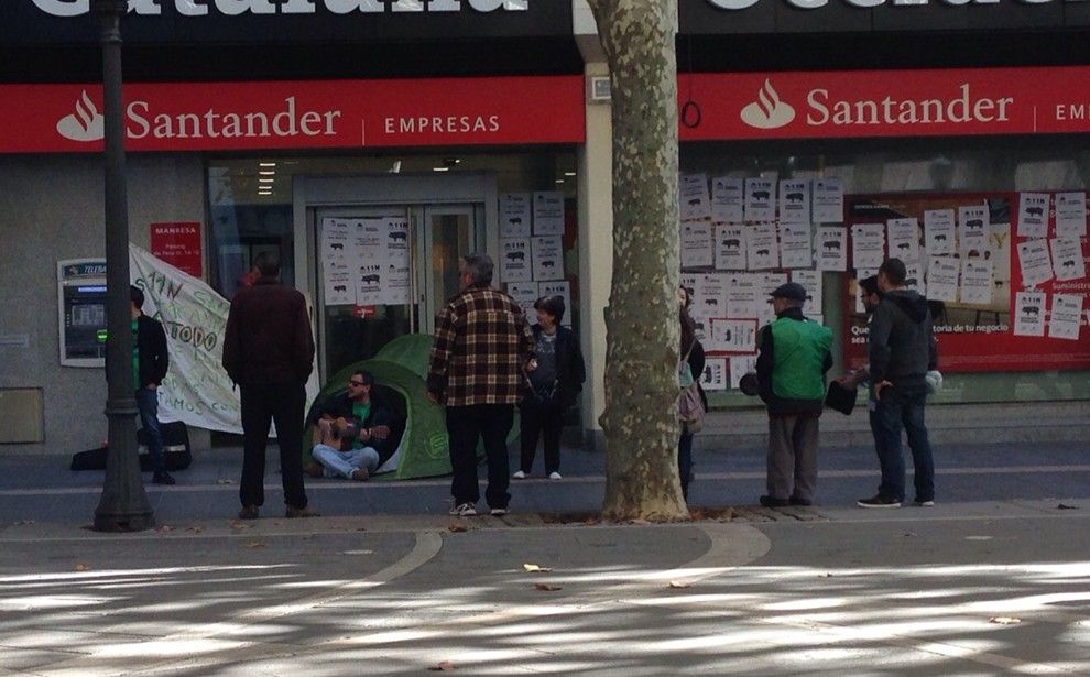 Membres de la PAHC concentrats davant del Banco Santander.