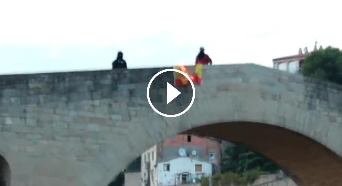 VÍDEO Membres d'Arran cremen la bandera espanyola al Pont Vell