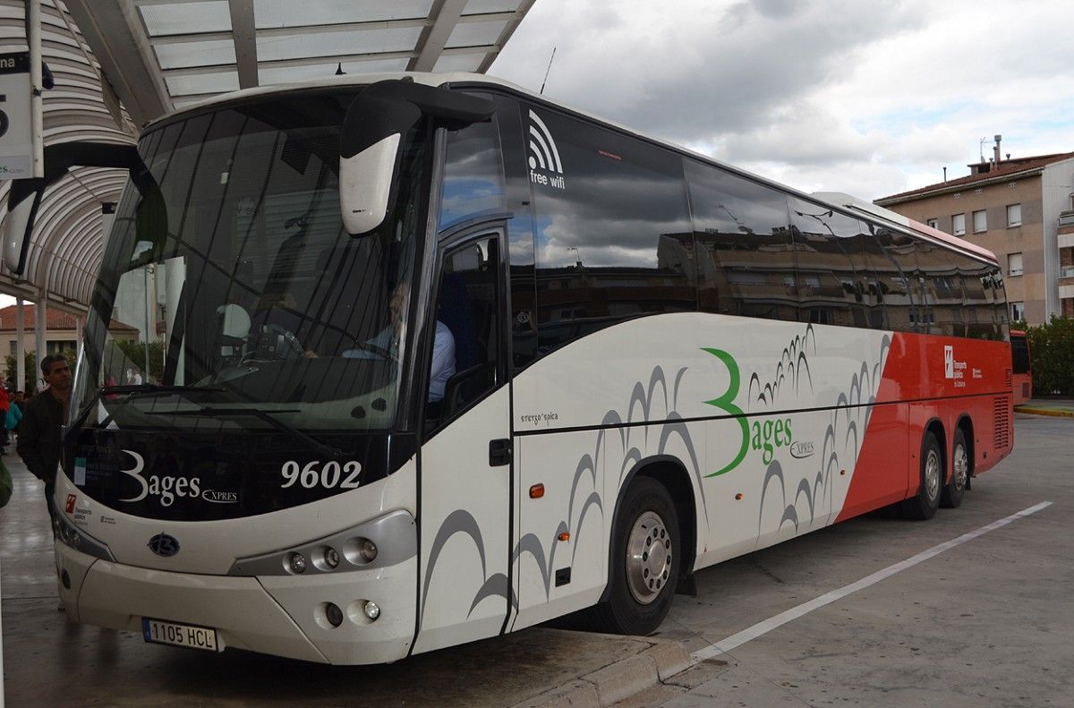 Un autobús del servei Bages Exprés, a l'estació de busos de Manresa