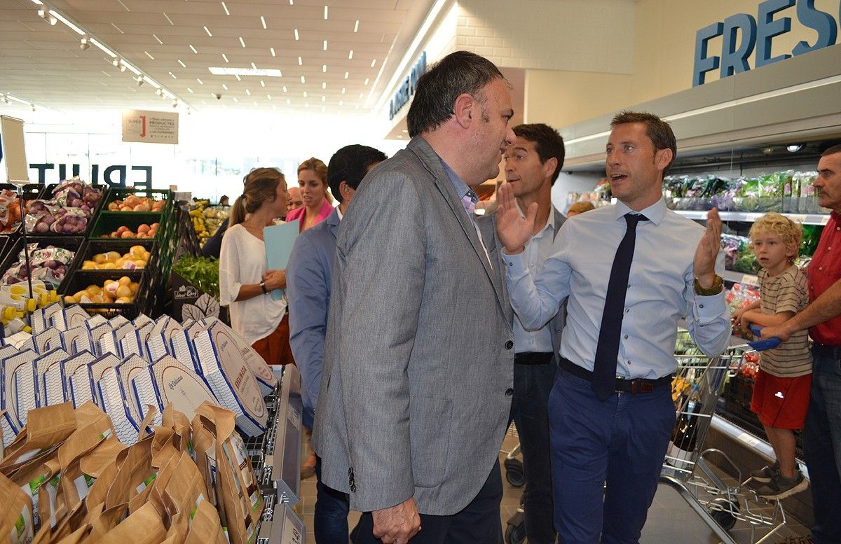 El responsable d'expansió d'Aldi, Alexandre Pagès, amb l'alcalde de Manresa, Valentí unyent, en el supermercat