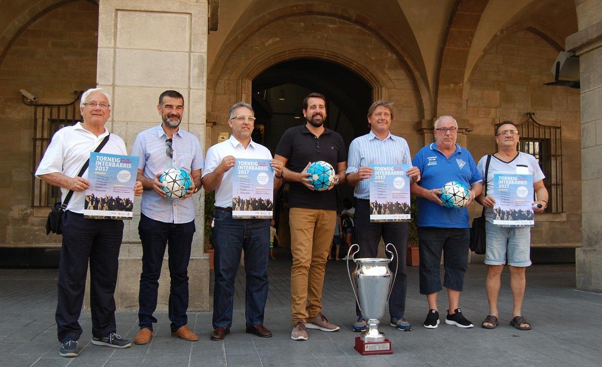 El regidor d'Esports Jordi Serracanta, amb representants dels equips que participaran en el torneig