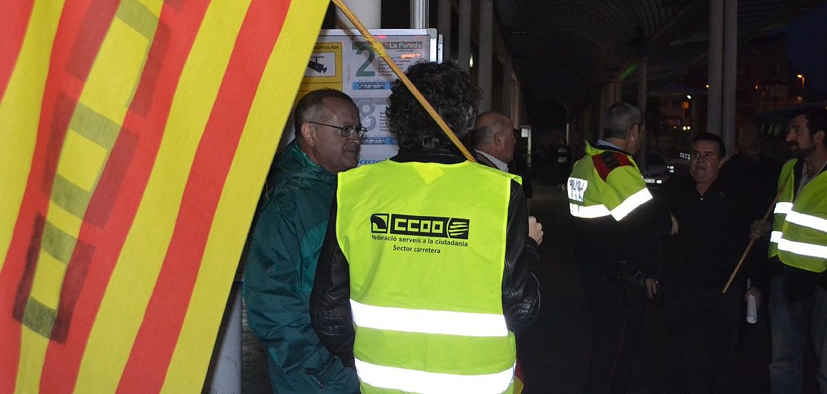 Agents dels Mossos d'Esquadra parlen amb els sindicalistes a l'estació d'autobusos