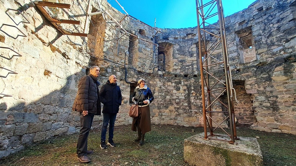 Joan Calmet, Marc Aloy i Anna Crespo a l'interior de la Torre Santa Caterina