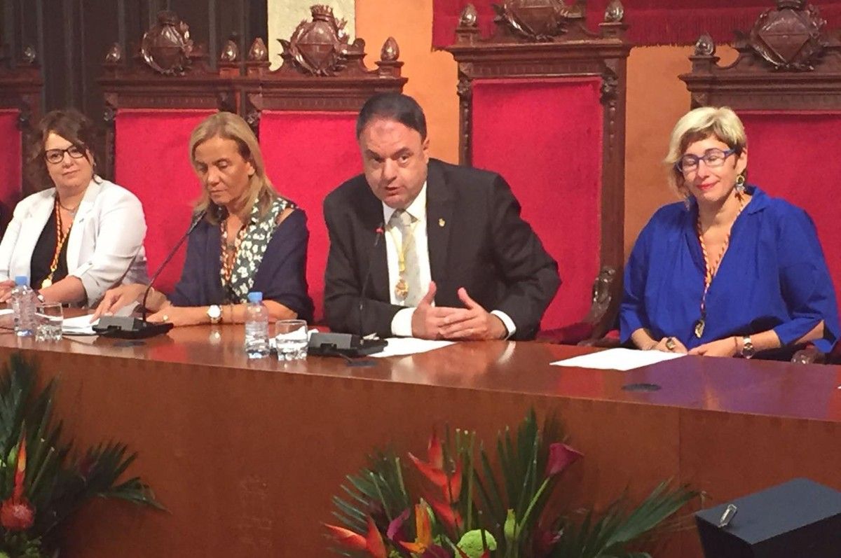 L'alcalde de Manresa, Valentí Junyent, en una mesa en la que no hi han estat presents els representants de la CUP