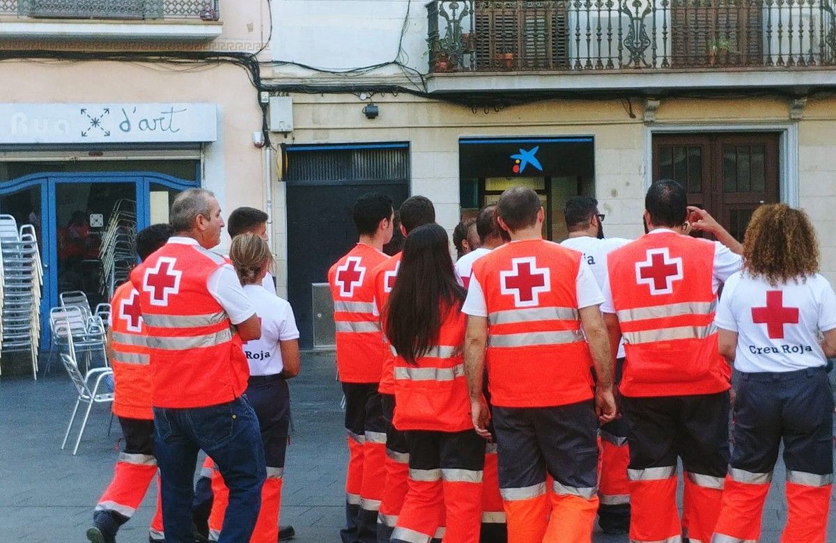Membres de la Creu Roja es preparen a la plaça Major poques hores abans del Correfoc