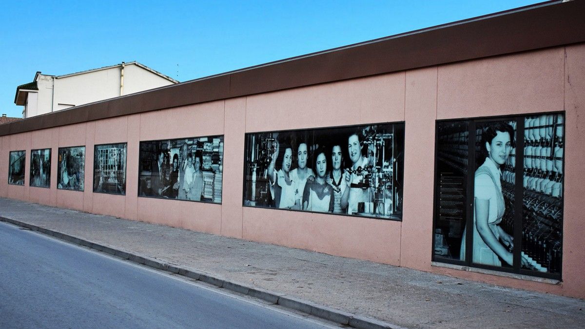 Reproducció de fotografies històriques de Súria en l'accés del centre urbà